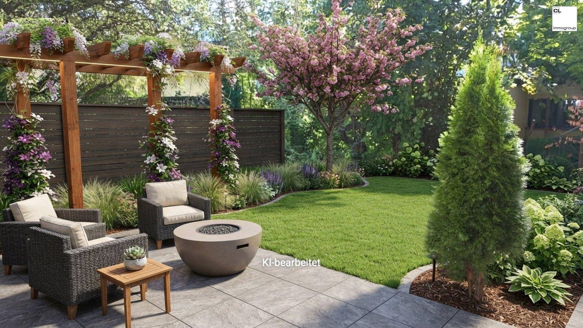 Großer Garten mit Rasenfläche, blühenden Bäumen, einer Pergola und einer Feuerstelle.
