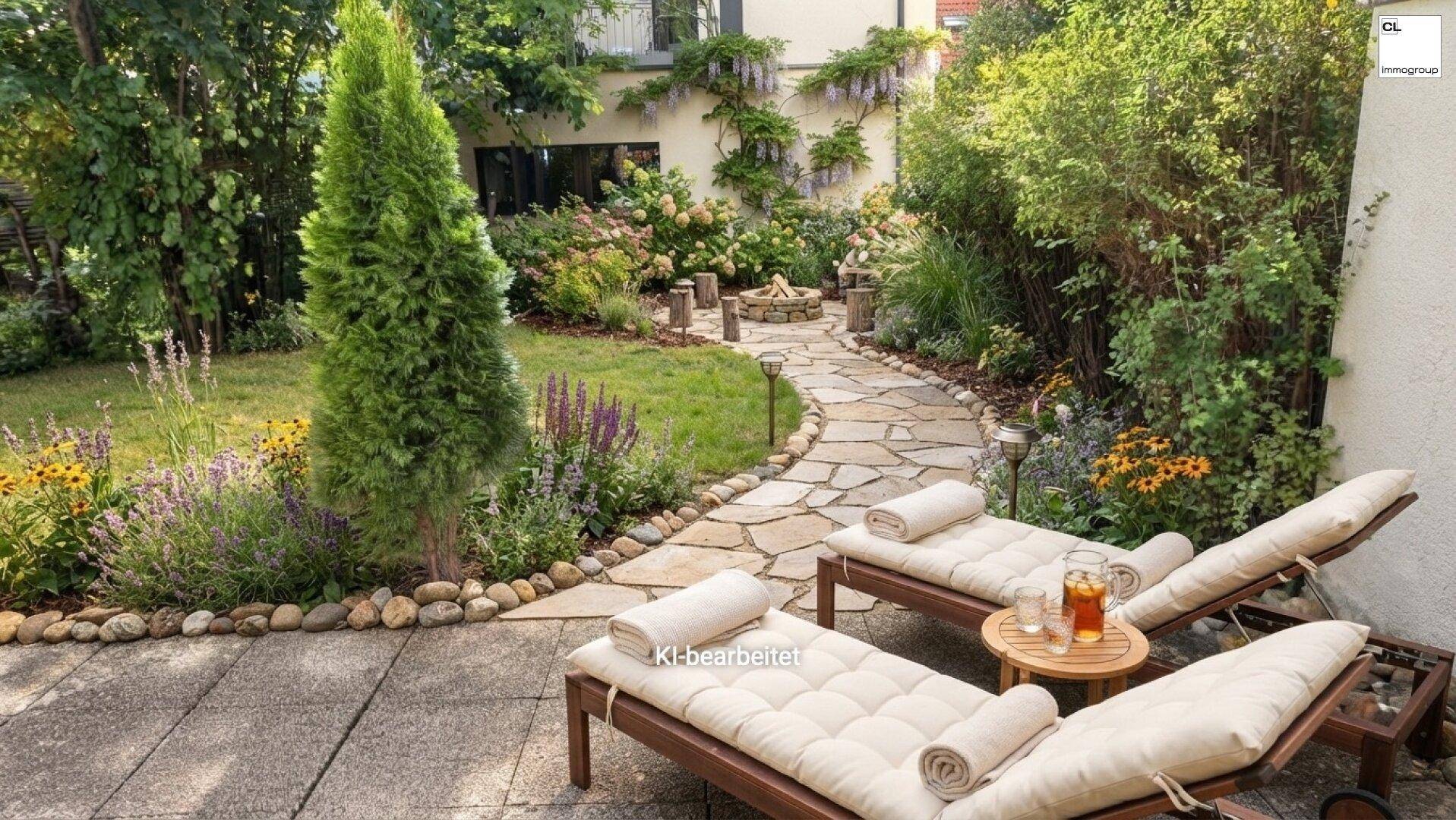Sonniger Gartenbereich mit Liegestühlen, einem Steinpfad und einer Feuerstelle im Hintergrund.