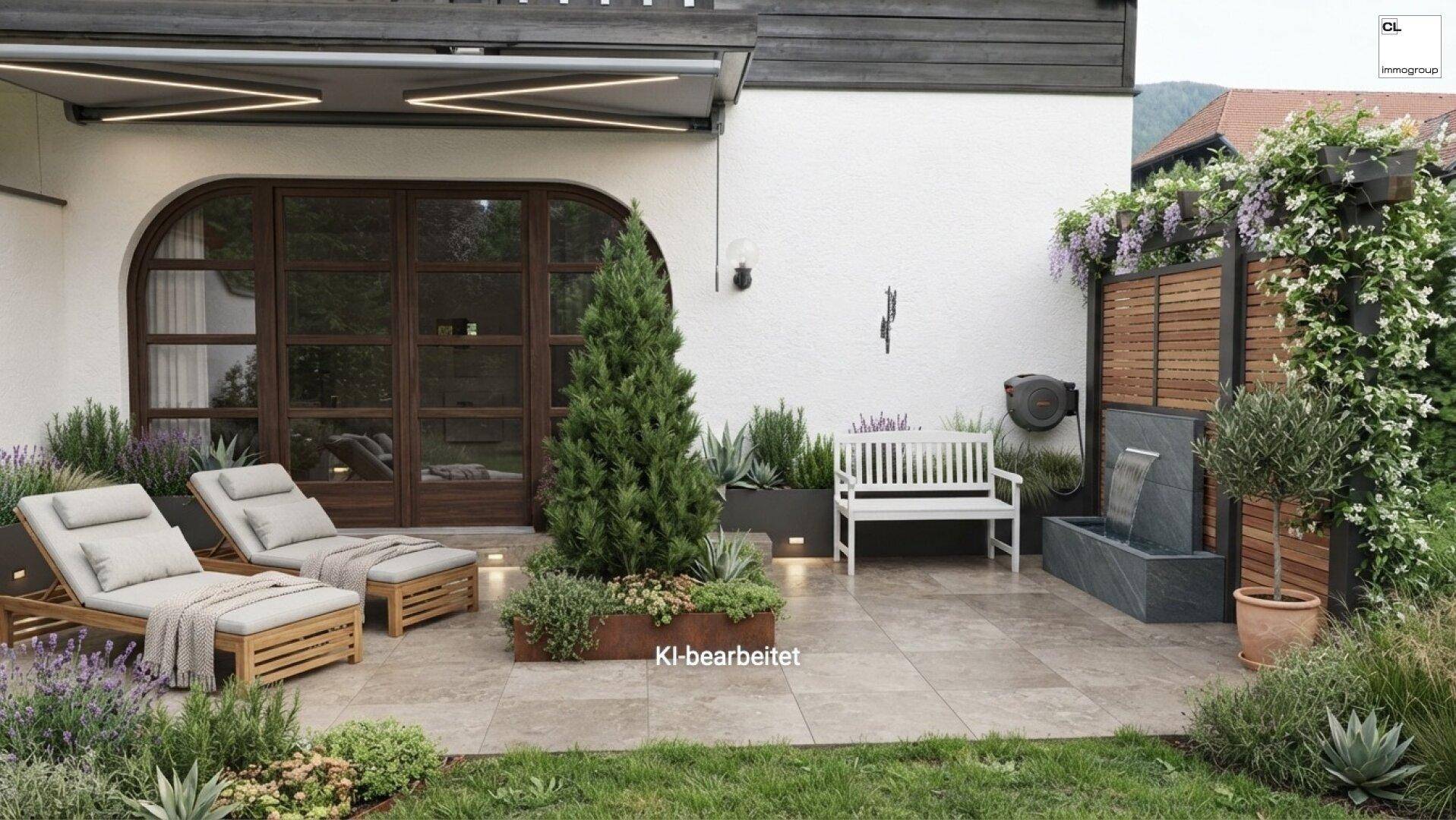 Moderne Terrasse mit bequemen Liegestühlen, einem kleinen Baum und einem dekorativen Wasserfall.
