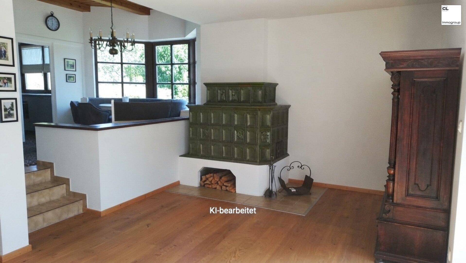 Geräumiges Wohnzimmer mit traditionellem Kachelofen, Holzboden und großen Fenstern.