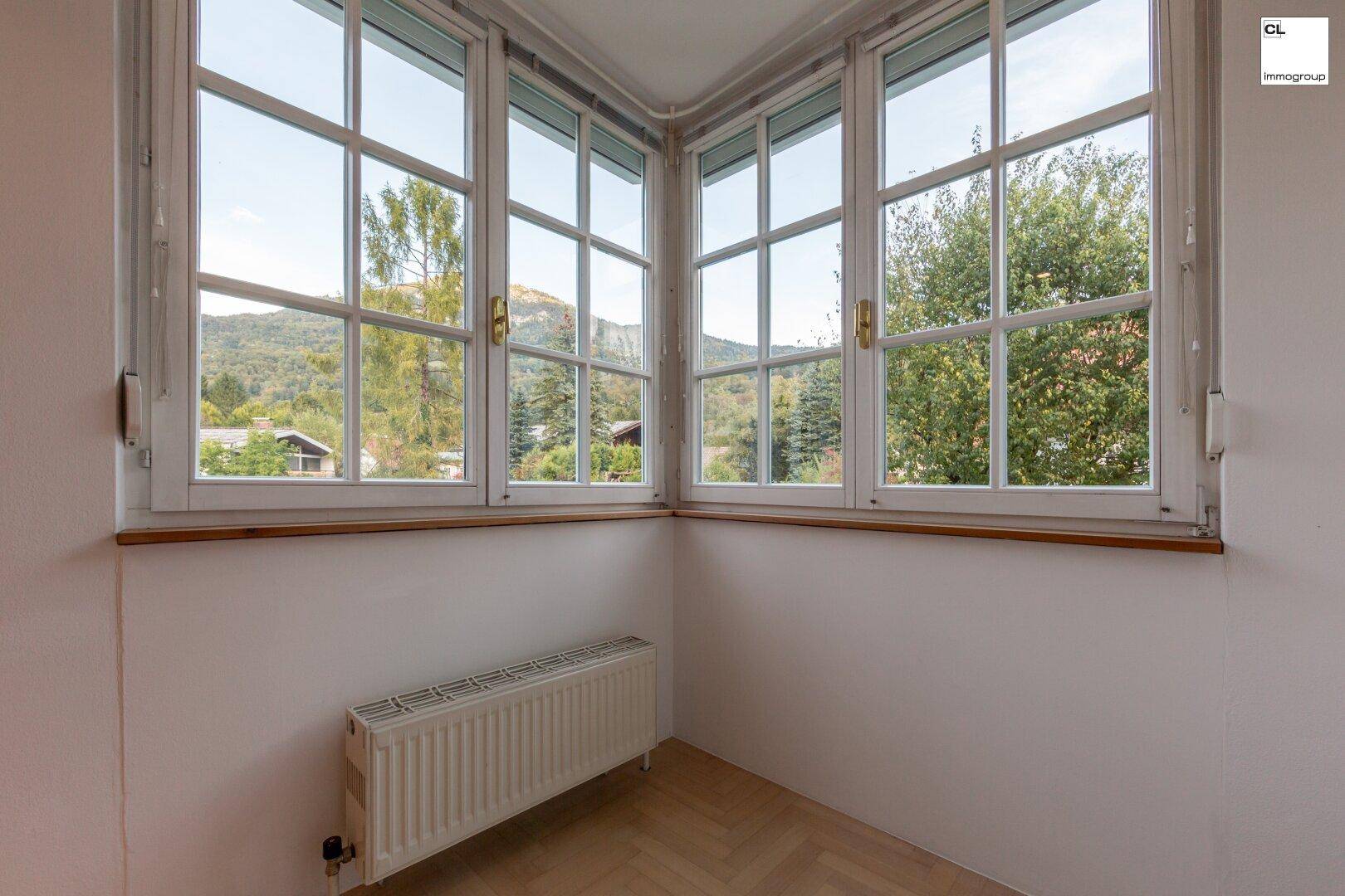 Helle Ecke mit großen Fenstern und Bergblick, ausgestattet mit einem Heizkörper.