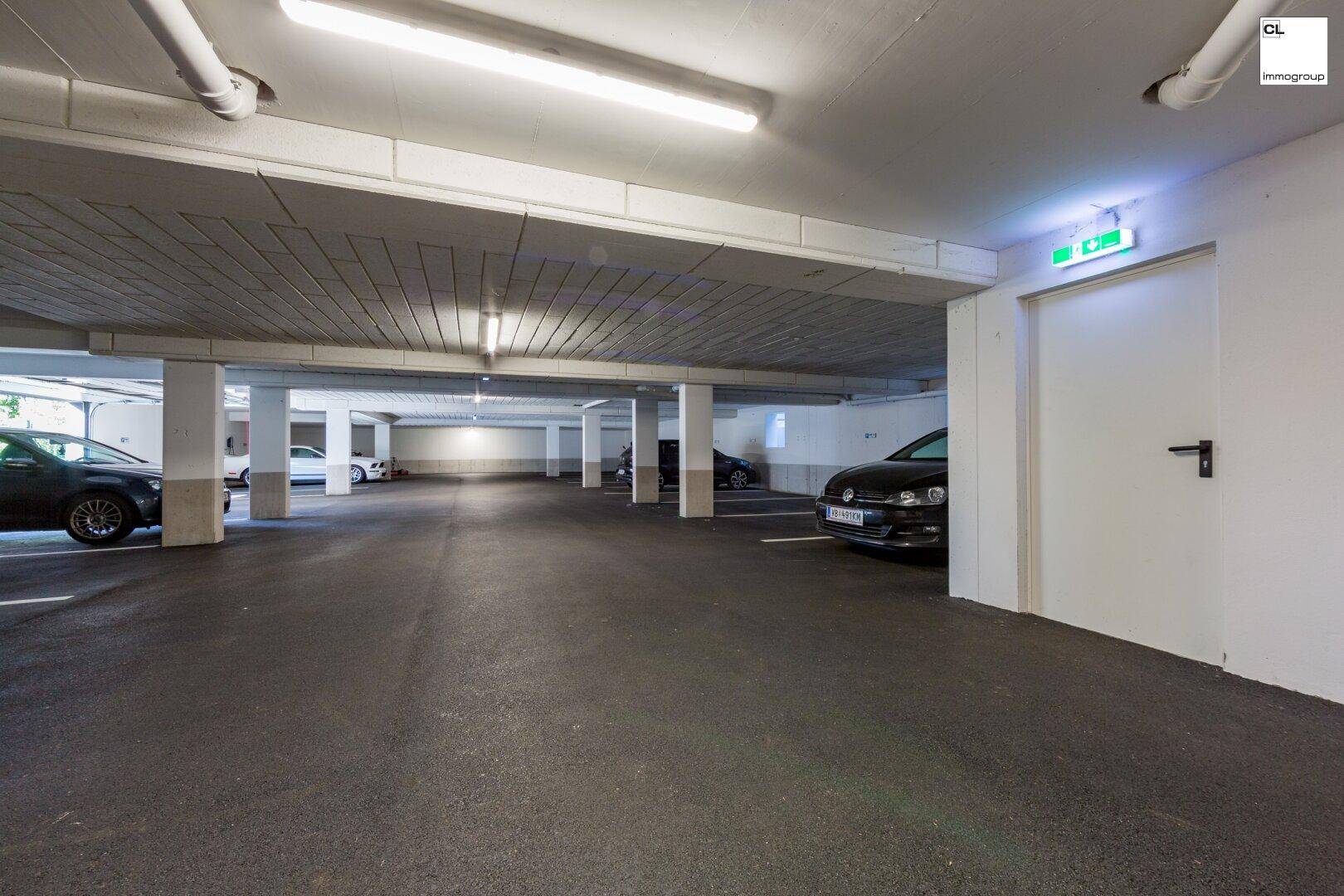 Geräumige und gut beleuchtete Tiefgarage mit mehreren Stellplätzen.