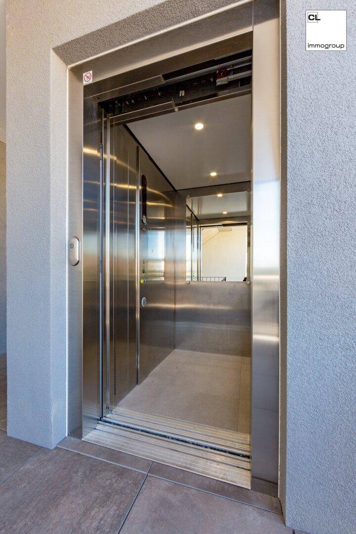 Moderner Aufzug mit Edelstahloberflächen in einem Mehrfamilienhaus.