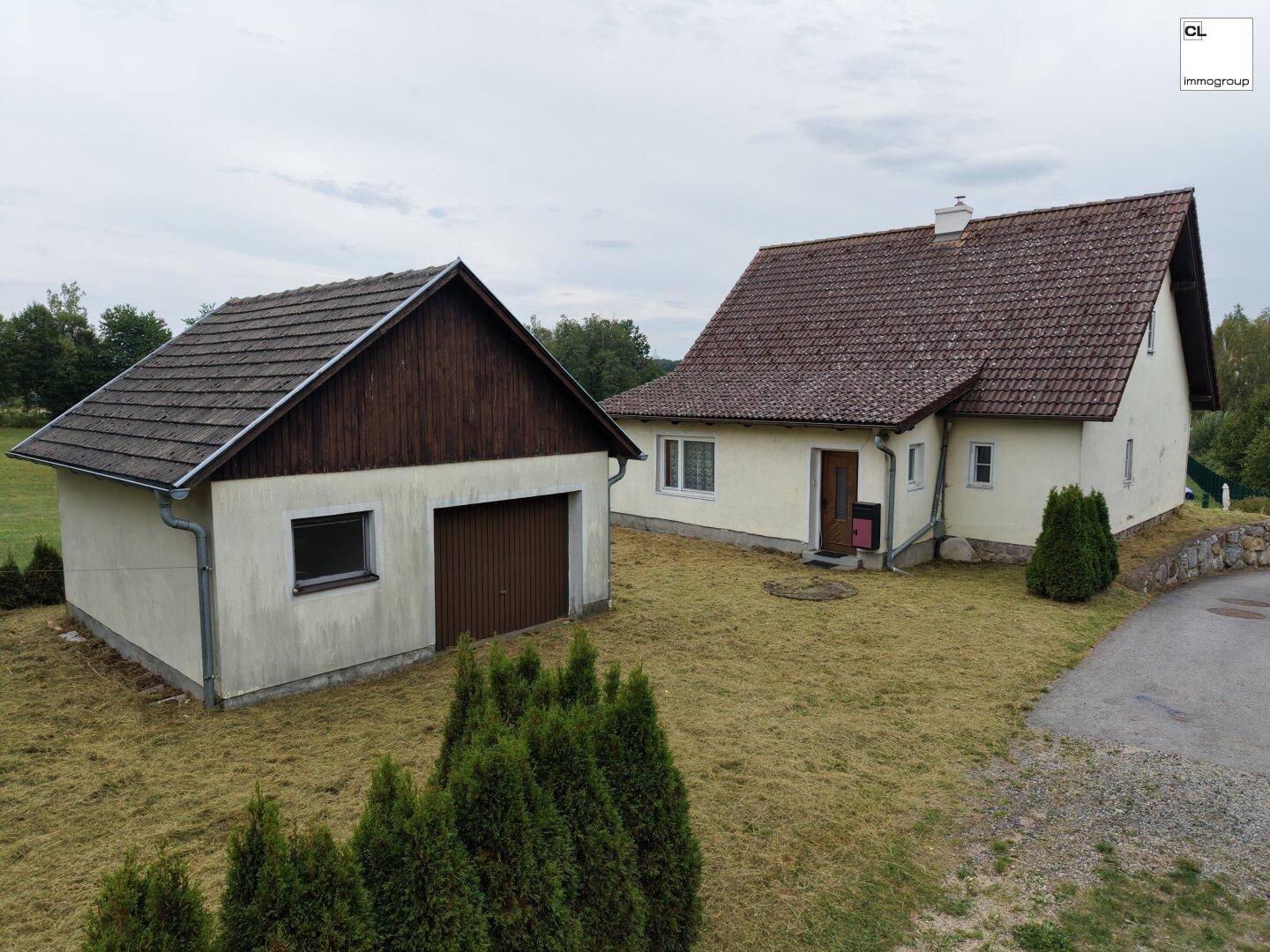 Wohnhaus mit Garage