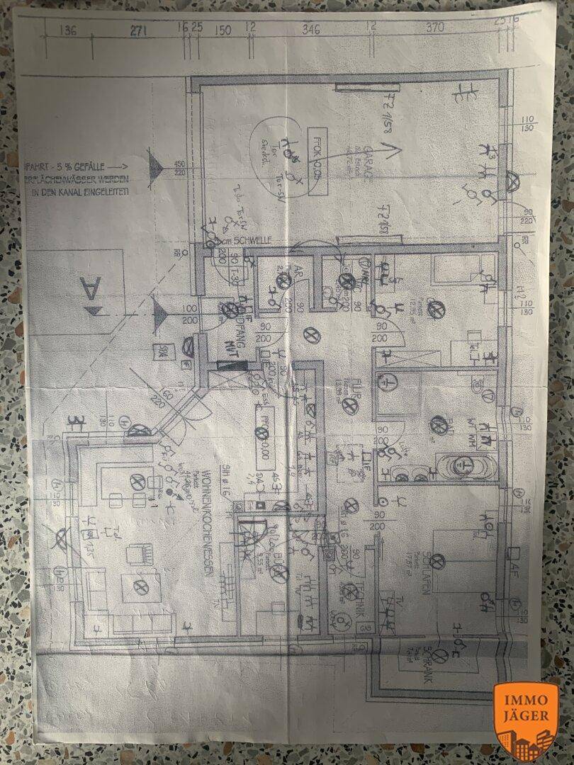 Detaillierter Grundriss des Hauses mit Raumaufteilung und Maßen.