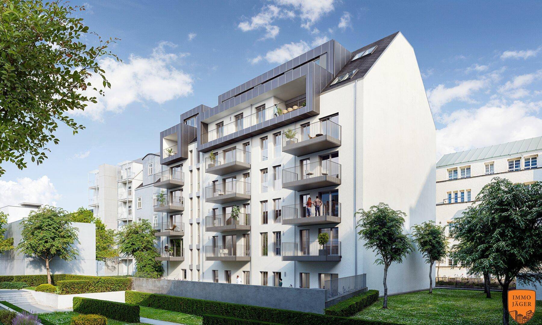 Moderne Wohnanlage mit weißer Fassade, Balkonen und gepflegten Grünflächen.