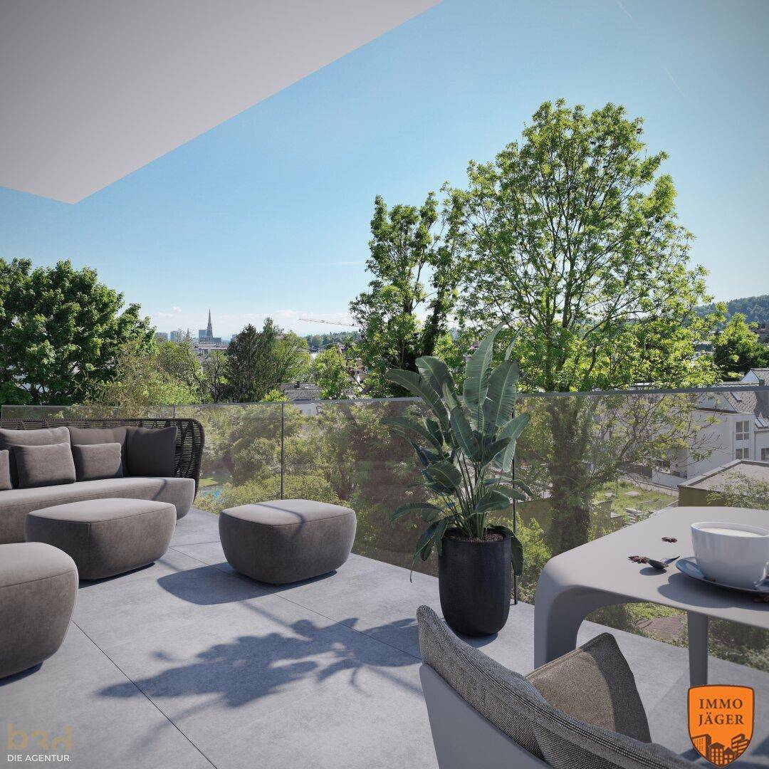 Geräumige Terrasse mit modernen Loungemöbeln und Panoramablick über die Baumwipfel.