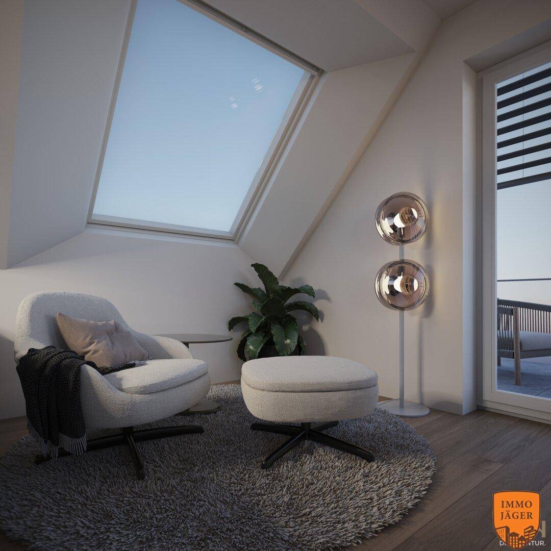 Heller Wohnbereich mit Sessel, Hocker, Stehlampe, Dachfenster und direktem Zugang zum Balkon.
