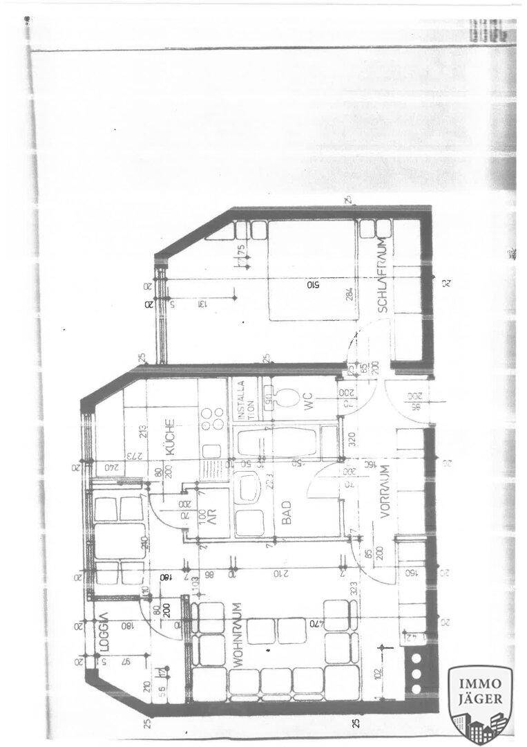 Grundriss der Wohnung zeigt die Aufteilung von Wohnraum, Küche, Bad und Schlafzimmer.