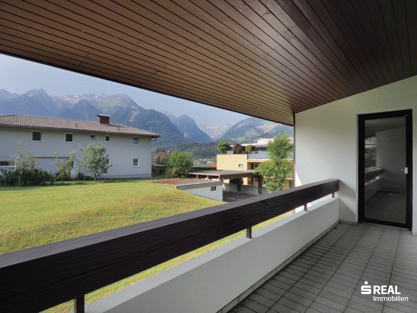 Geräumiger Balkon mit beeindruckendem Bergblick und viel Platz für Entspannung im Freien.