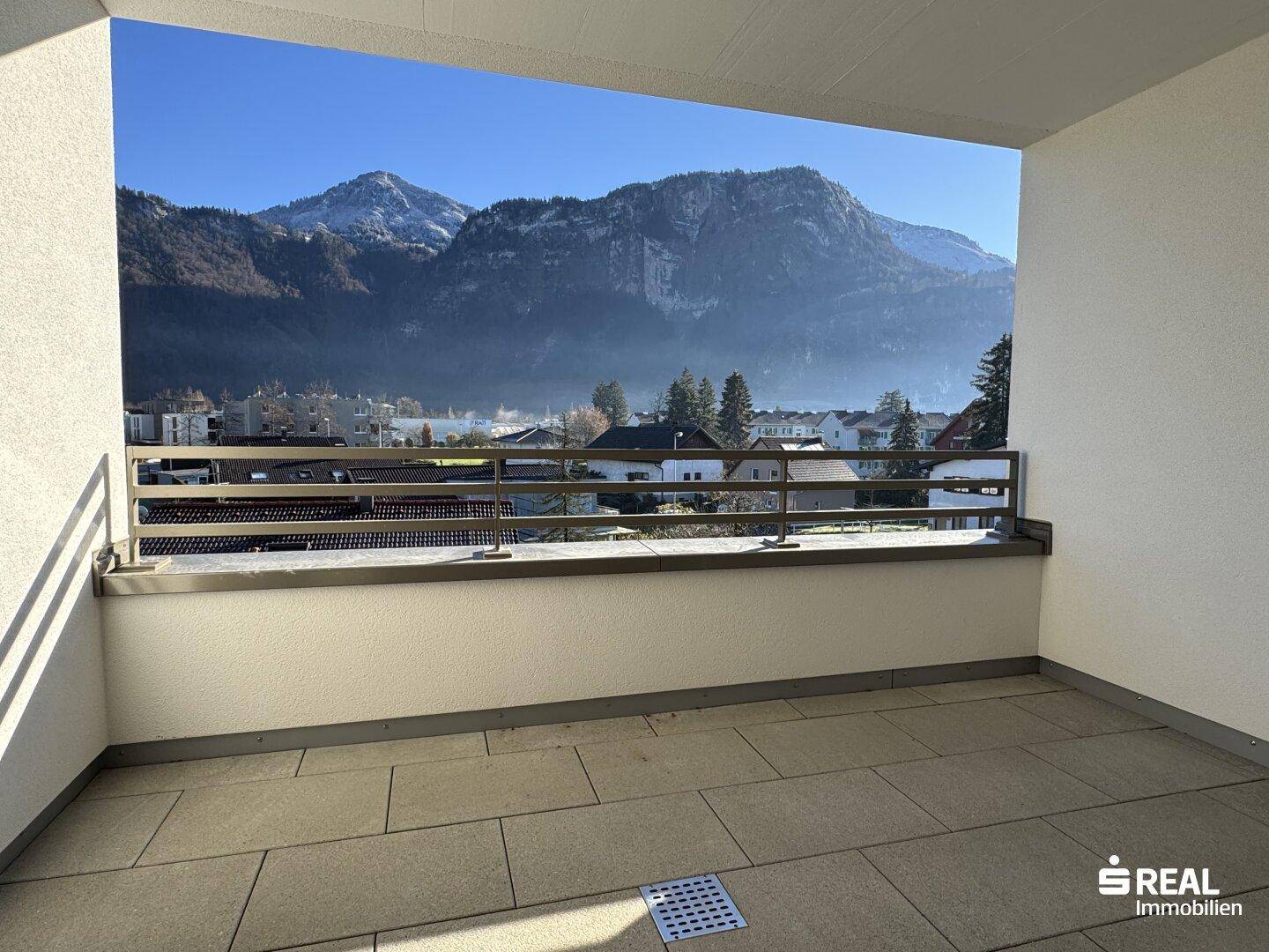 Geräumiger Balkon mit Fliesenboden und atemberaubendem Bergblick über die Umgebung.
