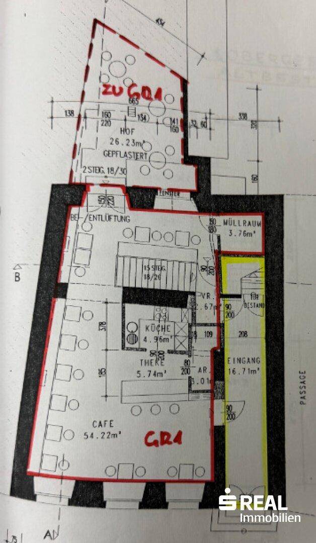 Grundriss eines Cafés mit Küchenbereich, Eingang und Hof, detaillierte Raumaufteilung.