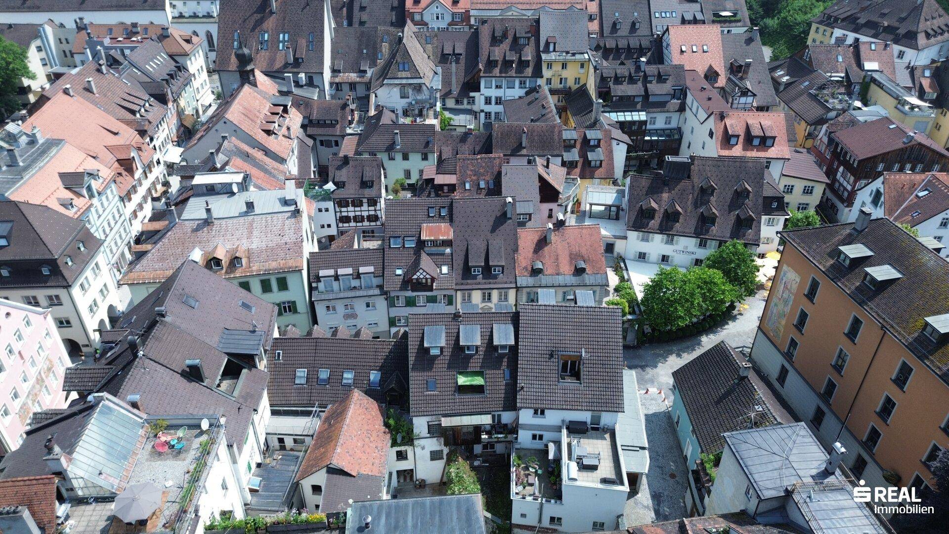 Weitläufige Luftaufnahme einer historischen Stadt mit vielen Gebäuden und Dächern, malerische Ansicht.