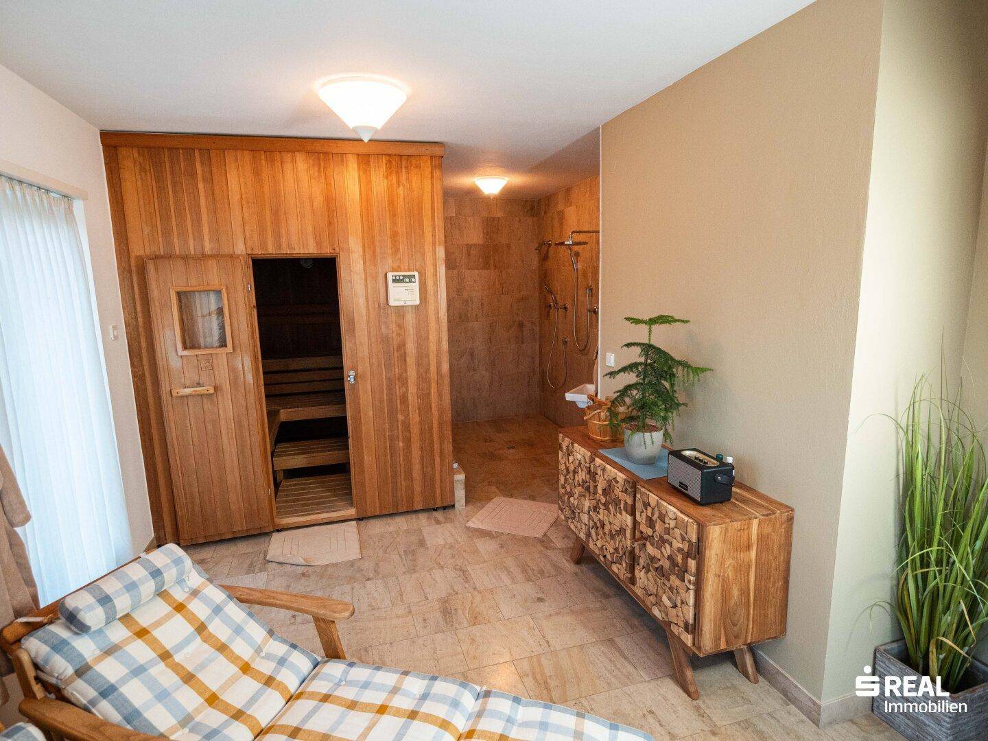 Entspannender Wellnessbereich mit holzvertäfelter Sauna und Liegefläche.