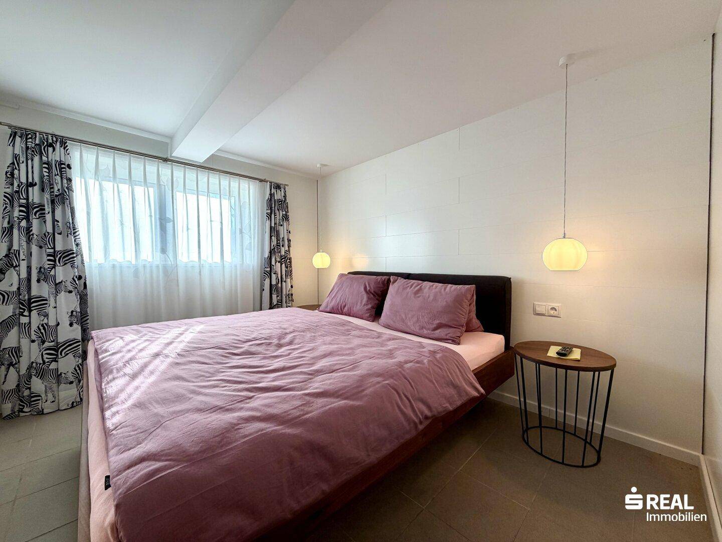 Schlafzimmer mit Doppelbett, Nachttischen und indirekter Beleuchtung für eine angenehme Atmosphäre.