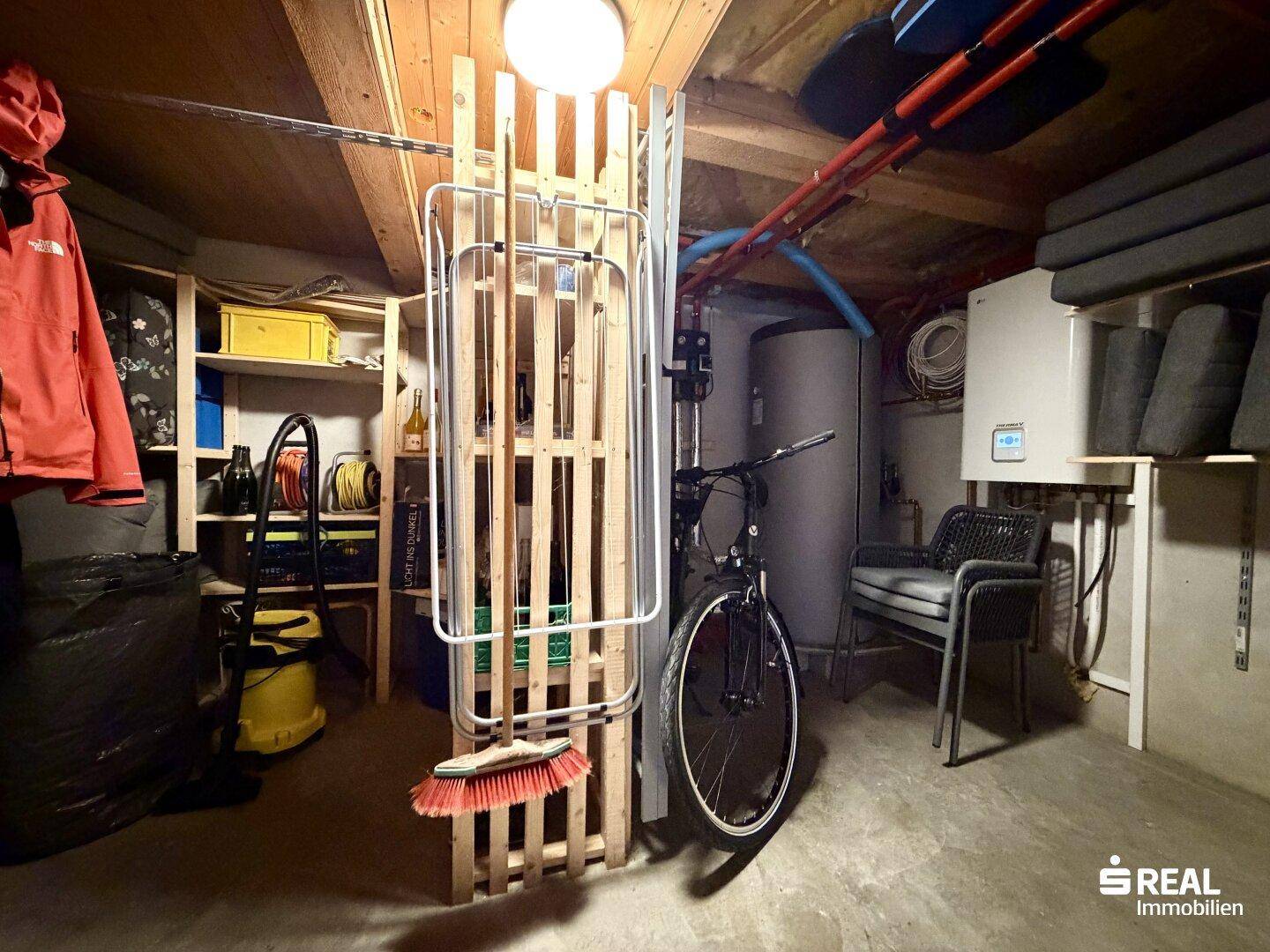 Kellerraum mit Stauraum, Fahrrad und Heizungsanlage, ideal für Lagerzwecke.