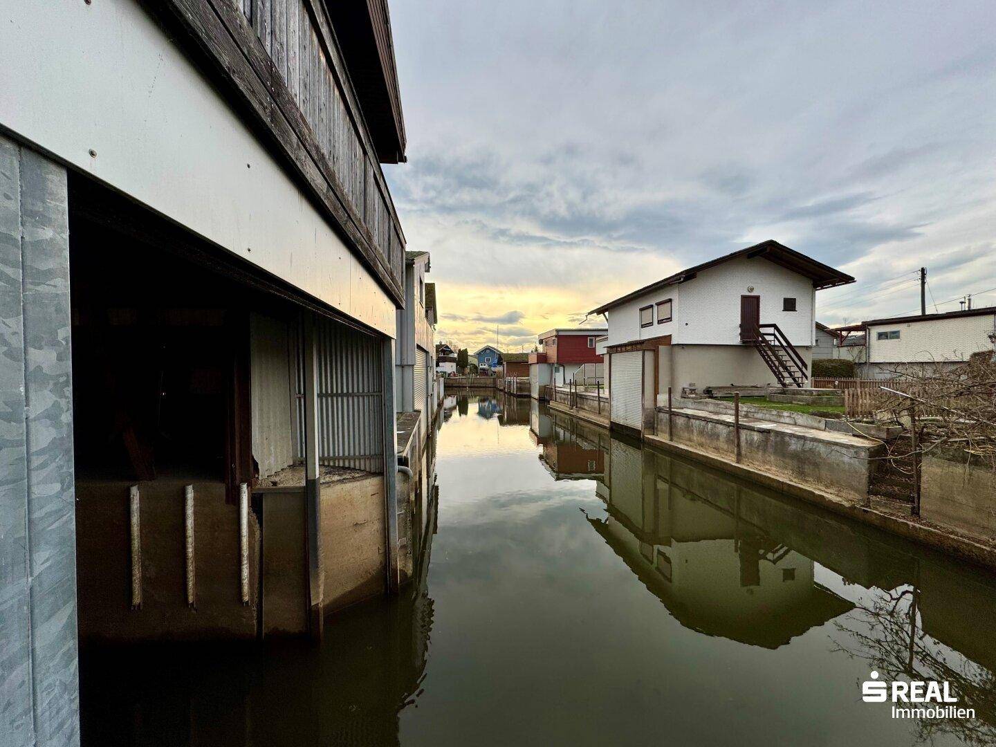 Blick auf den ruhigen Kanal zwischen den Häusern der Siedlung.