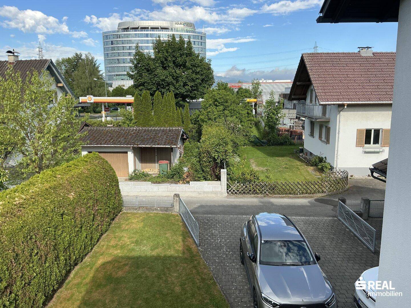 Blick auf die Nachbarschaft mit einem modernen Bürogebäude im Hintergrund.
