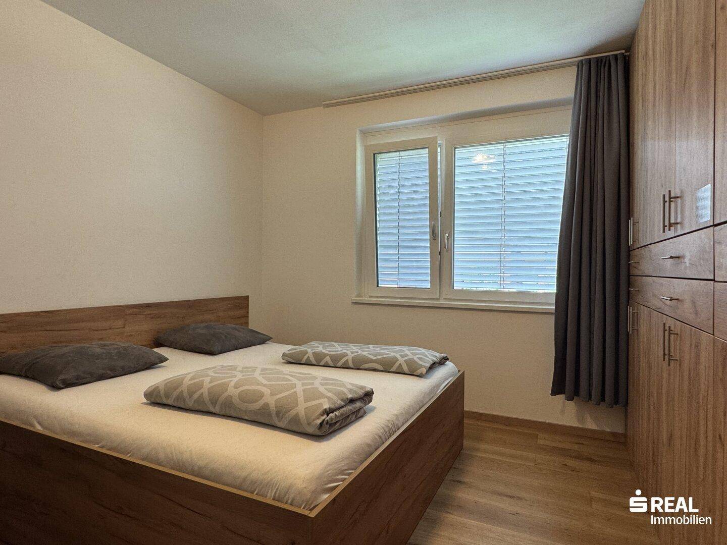 Detailansicht des Schlafzimmers mit Doppelbett und praktischem Einbauschrank.