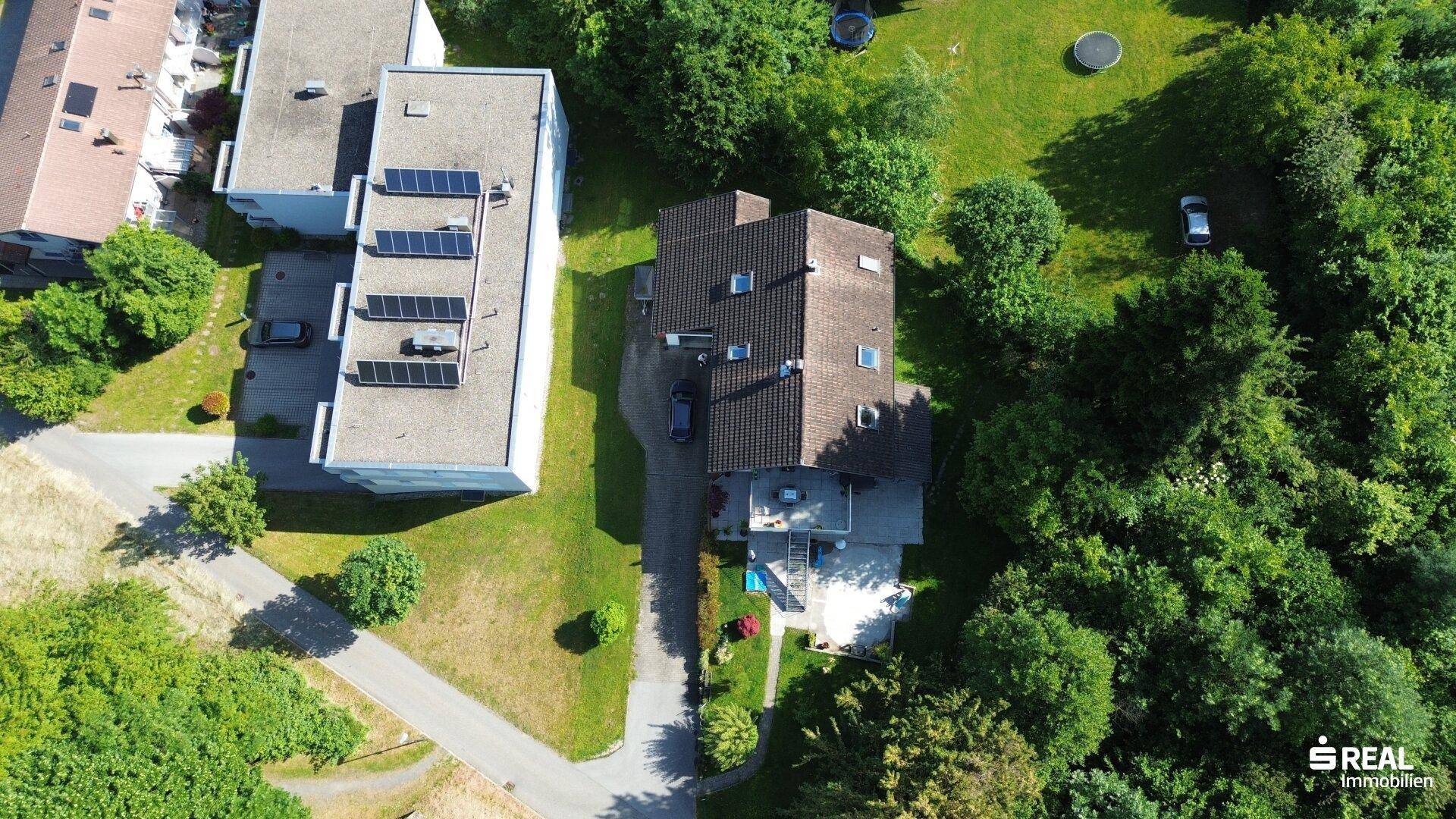 Übersicht aus der Vogelperspektive des Hauses und der grünen Umgebung mit Nachbargebäuden.