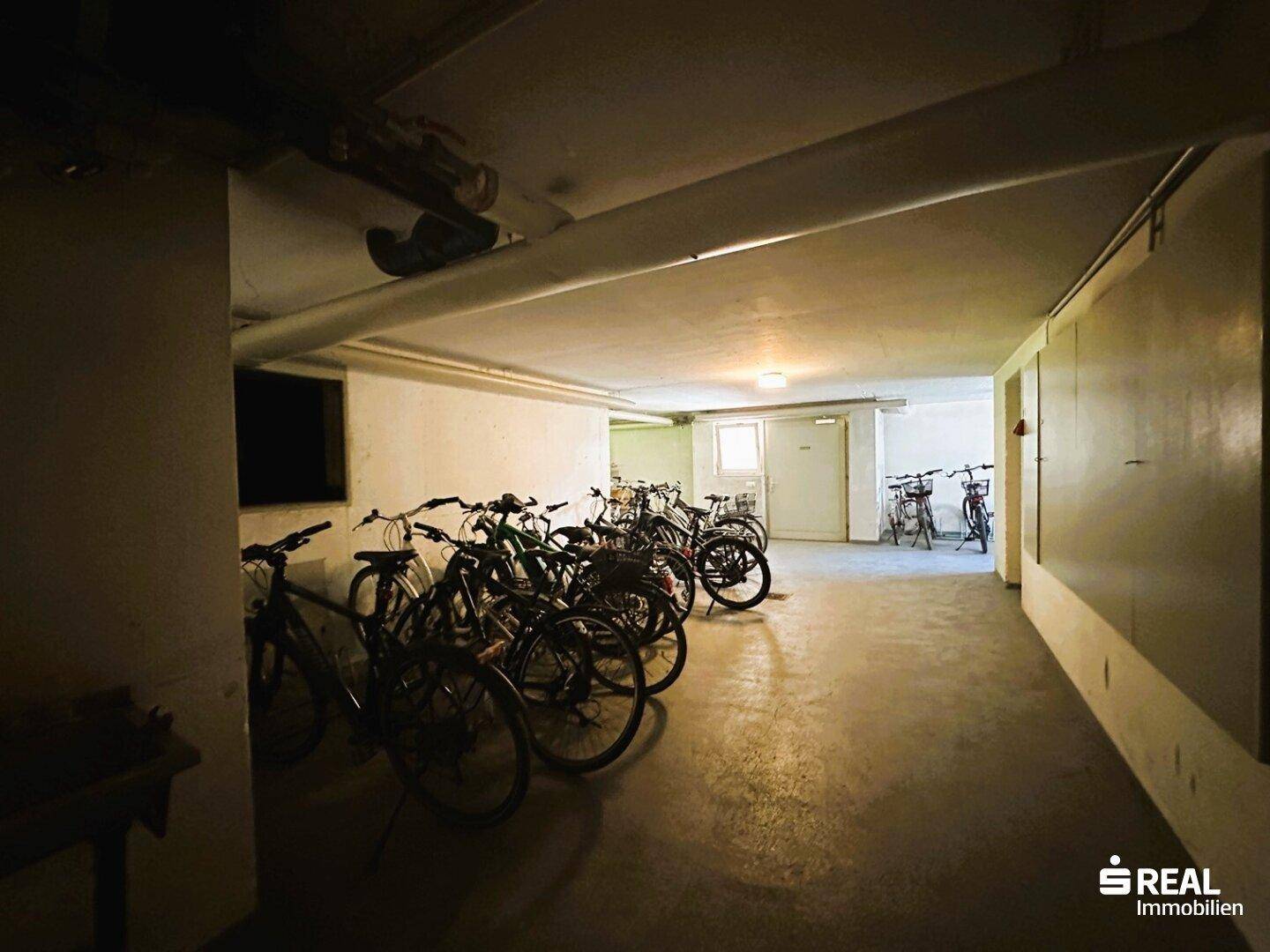 Fahrradabstellraum im Untergeschoss mit zahlreichen Fahrrädern, bietet praktischen Stauraum für Bewohner.