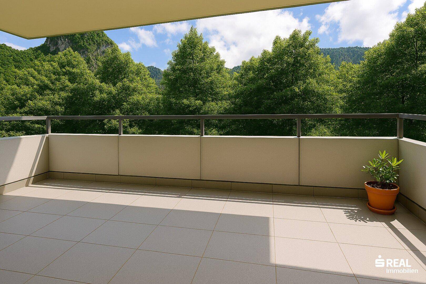 Geräumiger Balkon mit Fliesenboden und einem weiten Blick auf grüne Bäume und Berge.