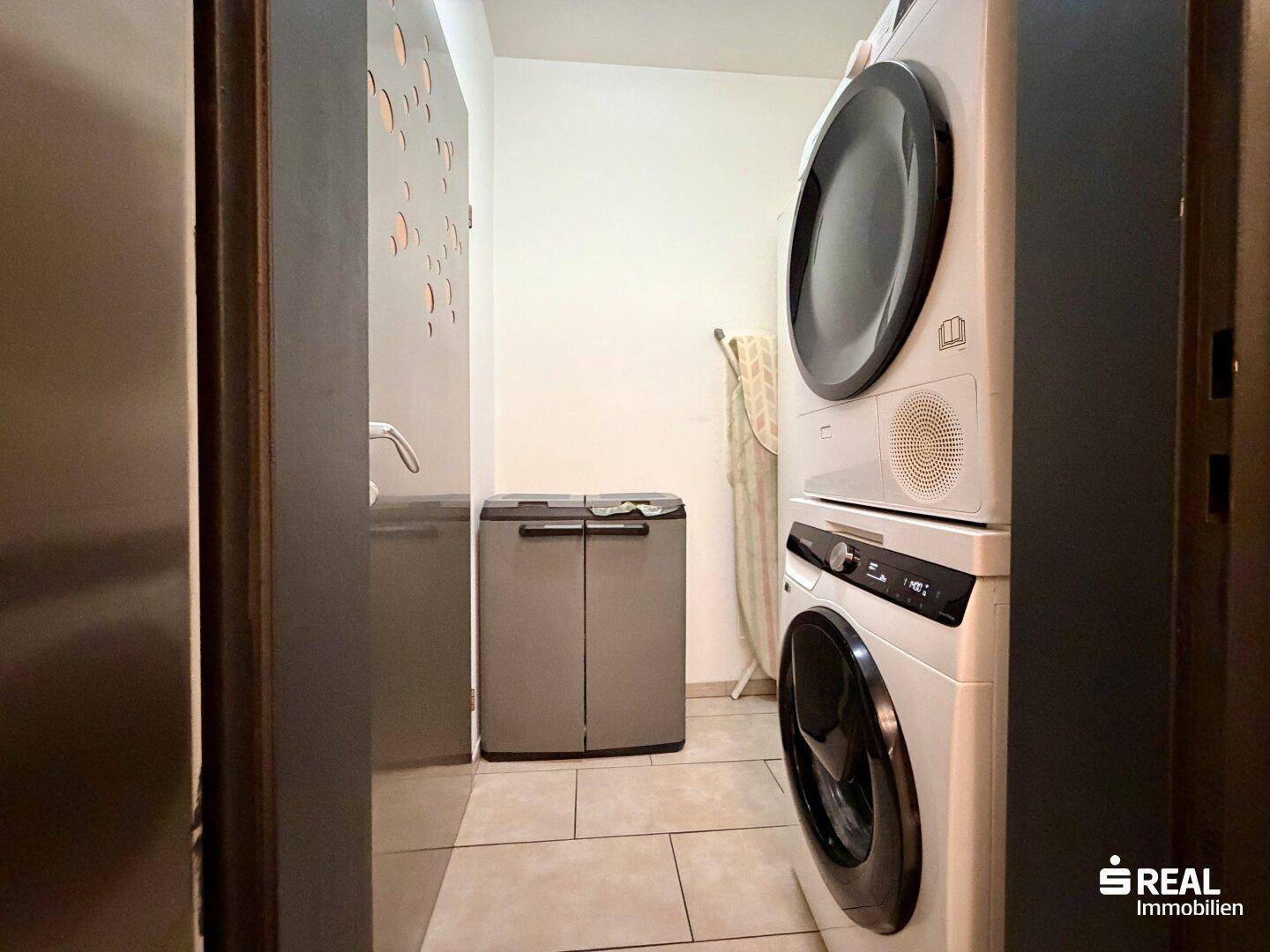 Praktischer Hauswirtschaftsraum mit Waschmaschine und Trockner, ideal für die Wäschepflege.