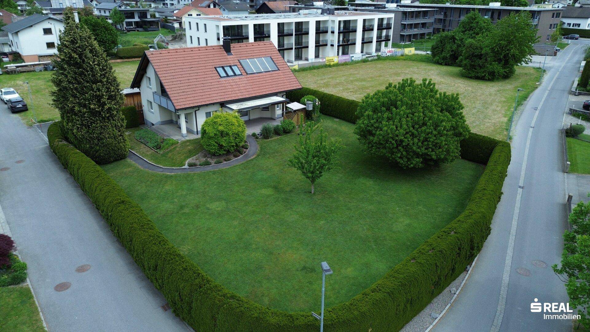 Übersicht aus der Vogelperspektive zeigt das Wohnhaus mit Garten und die umliegende Bebauung.