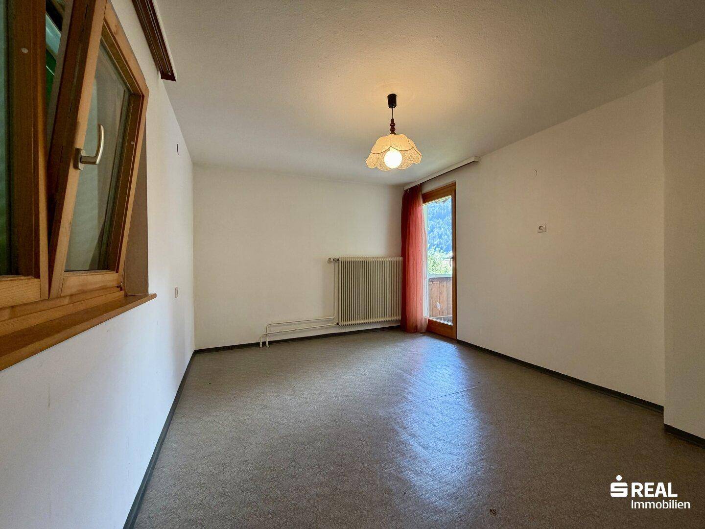 Schlafzimmer mit Teppichboden und direktem Zugang zu einem Balkon mit Bergblick.
