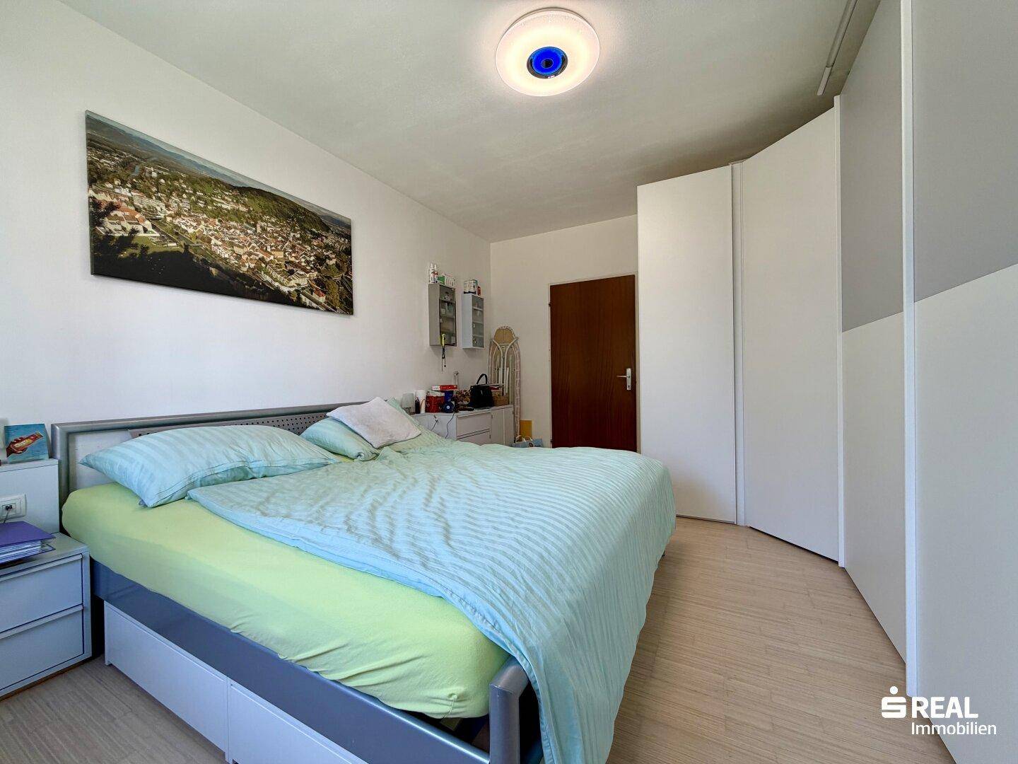 Geräumiges Schlafzimmer mit Doppelbett und praktischen Einbauschränken.