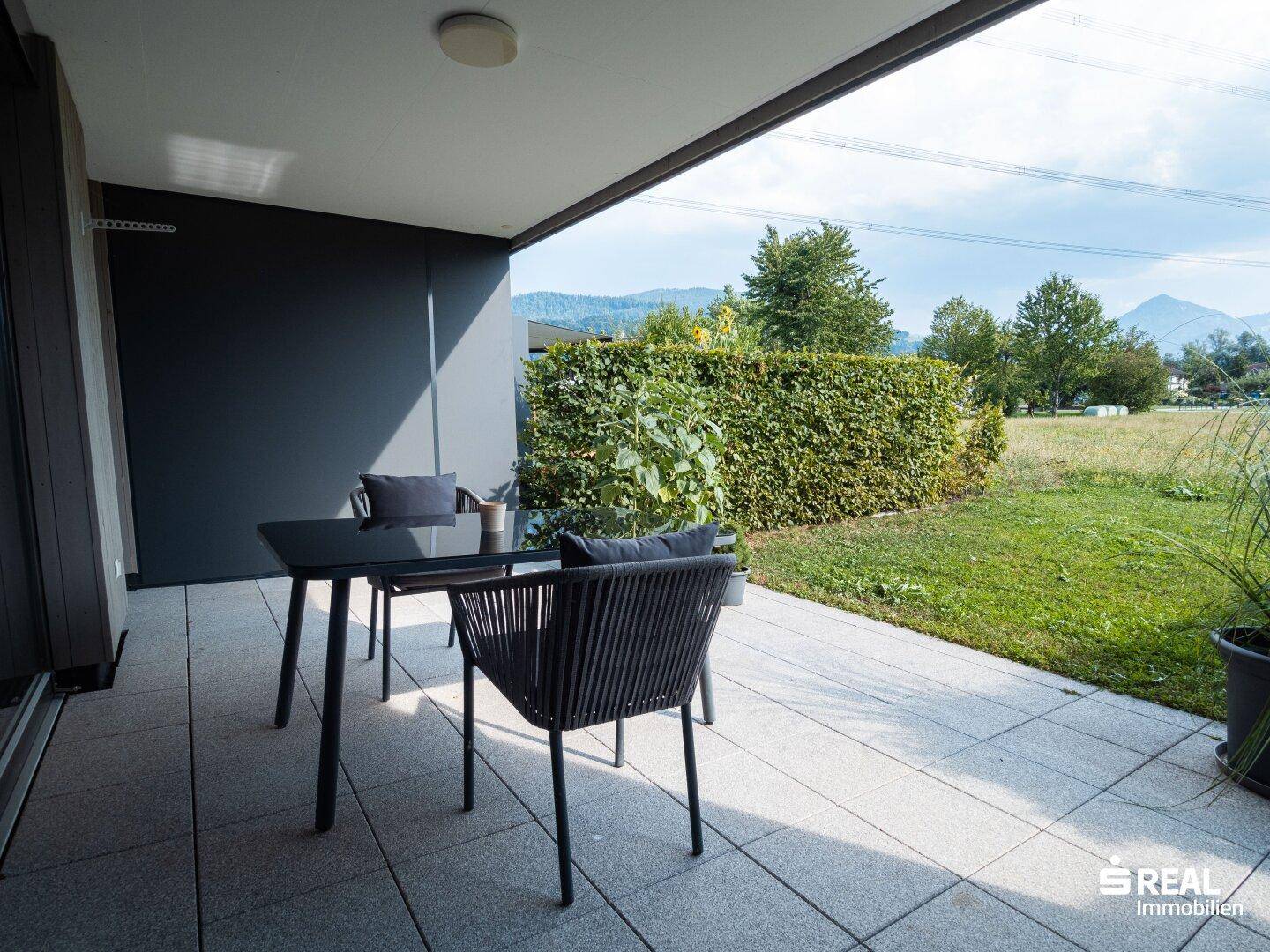 Geräumige Terrasse mit Sitzgelegenheiten und weitem Blick auf die umliegende Landschaft.