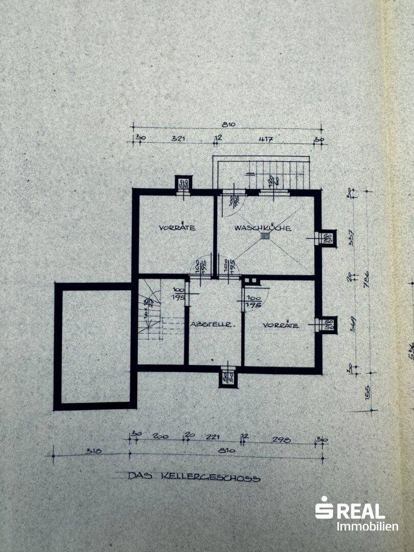 Grundriss des Kellergeschosses mit Vorratsräumen, Waschküche und Abstellflächen.