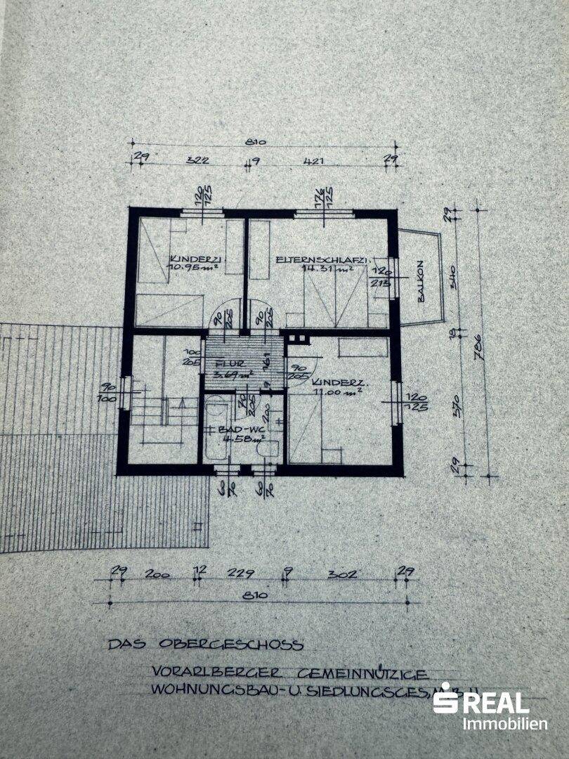 Grundriss des Obergeschosses mit Schlafzimmern, Bad/WC, Flur und Zugang zu einem Balkon.