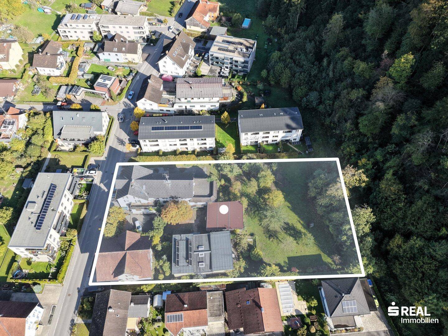 Überblick aus der Vogelperspektive über das Anwesen und die angrenzende Waldlandschaft.