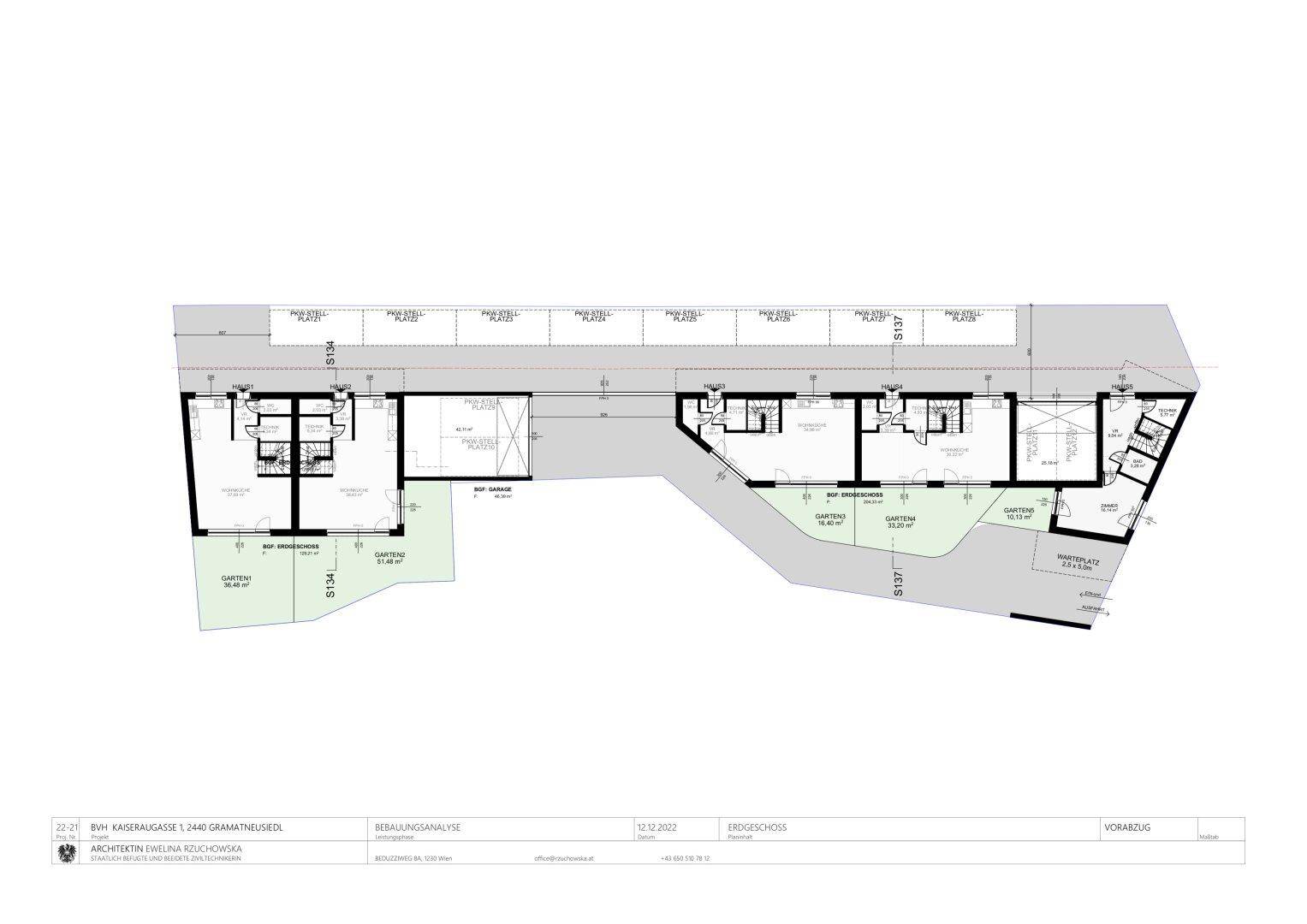 Grundriss des Erdgeschosses für mehrere Wohneinheiten mit Zimmeraufteilung, Treppen und Gartenzugang.