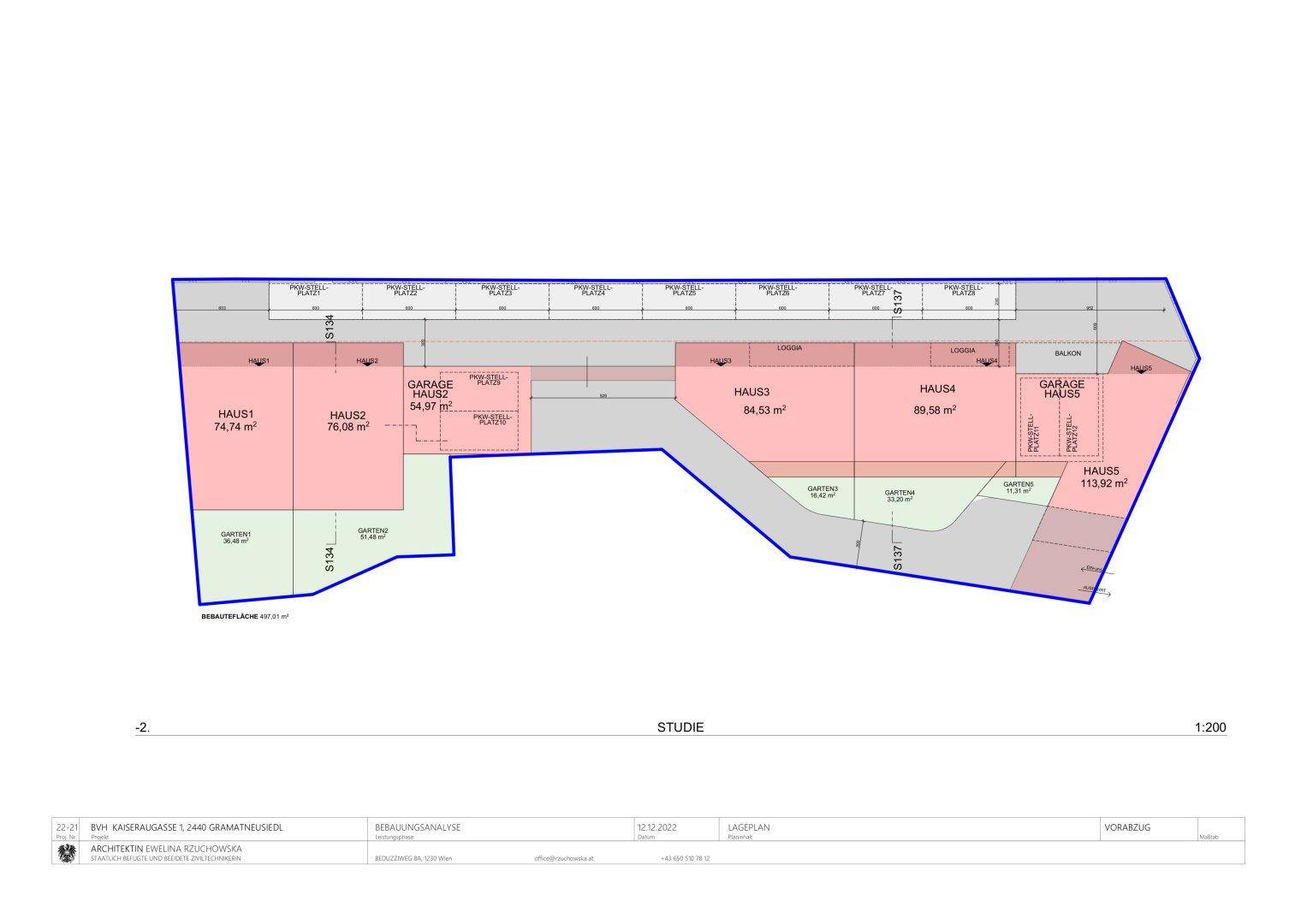 Lageplan mit der Anordnung von fünf geplanten Häusern, Garagen und zugehörigen Gartenbereichen auf dem Grundstück.