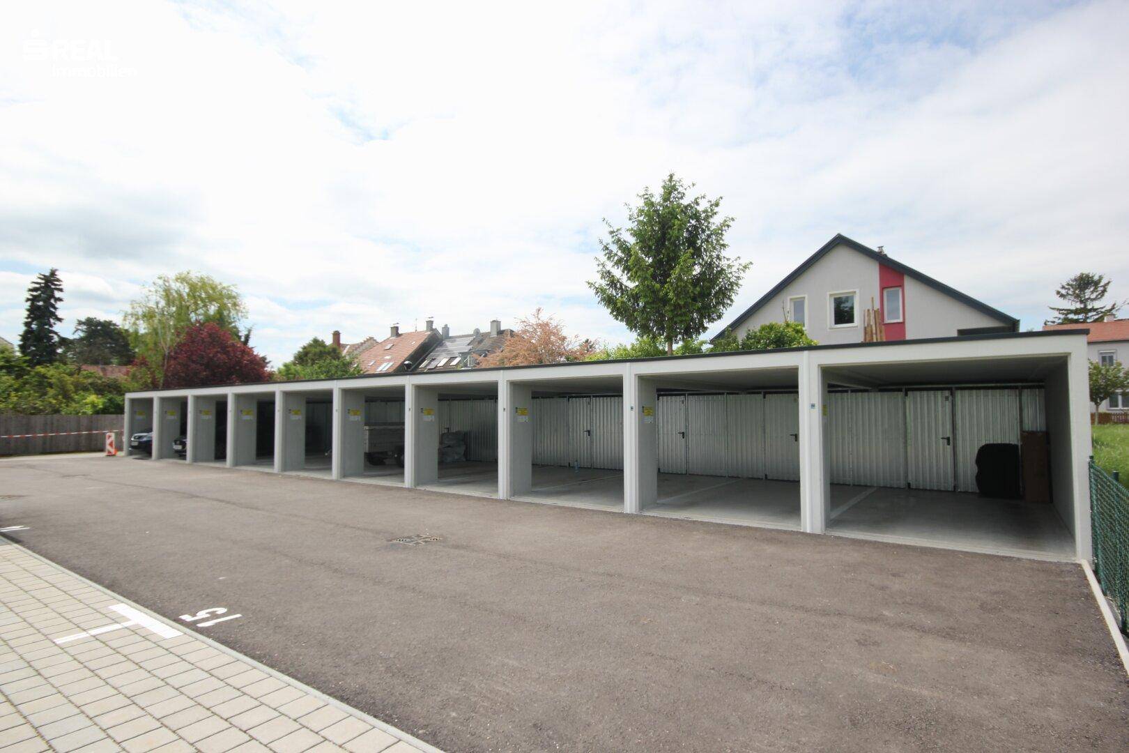 Reihe von Garagenstellplätzen für die Bewohner des Mehrfamilienhauses.