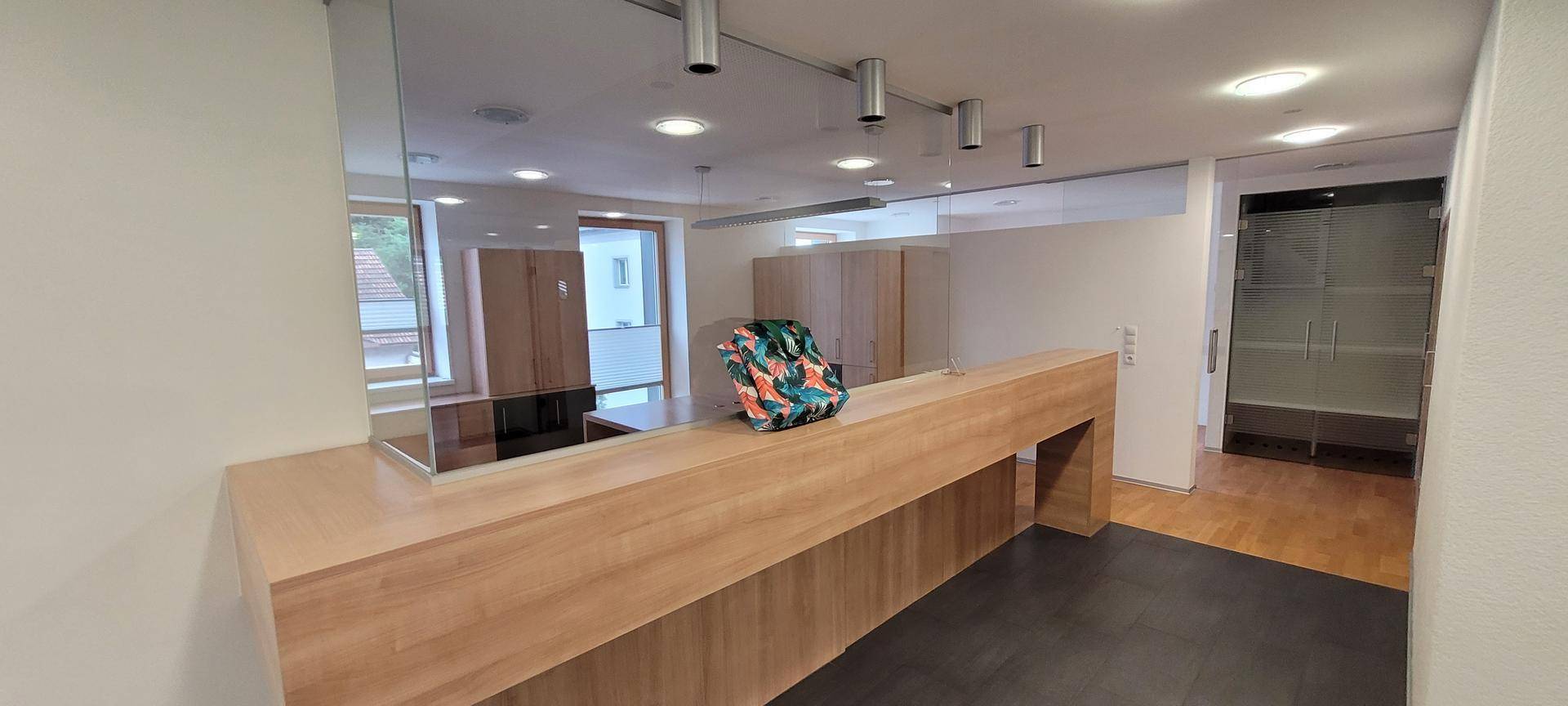 Landeck-Zentrum: Hochwertige Büro- und Gewerberäumlichkeite für Dienstleister oder Arzt-/Therapieeinrichtungen direkt im Zentrum zu vermieten (313 m²) - Ansicht 4