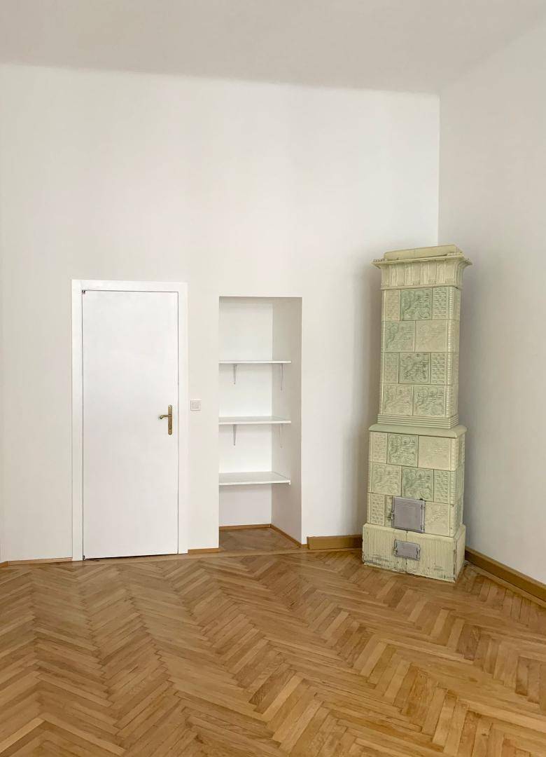 Zimmer 3 mit Ofen und Durchgang zu Zimmer 4