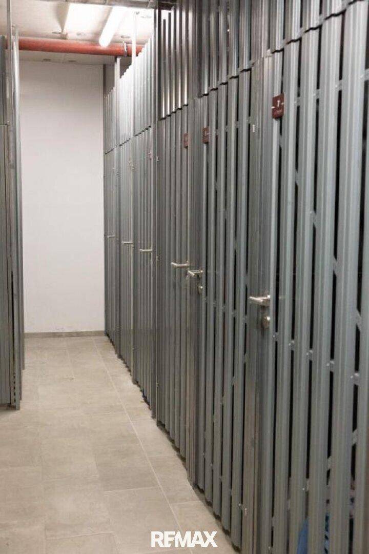 Reihe von abschließbaren Lagerabteilen in einem Keller- oder Gemeinschaftsbereich.