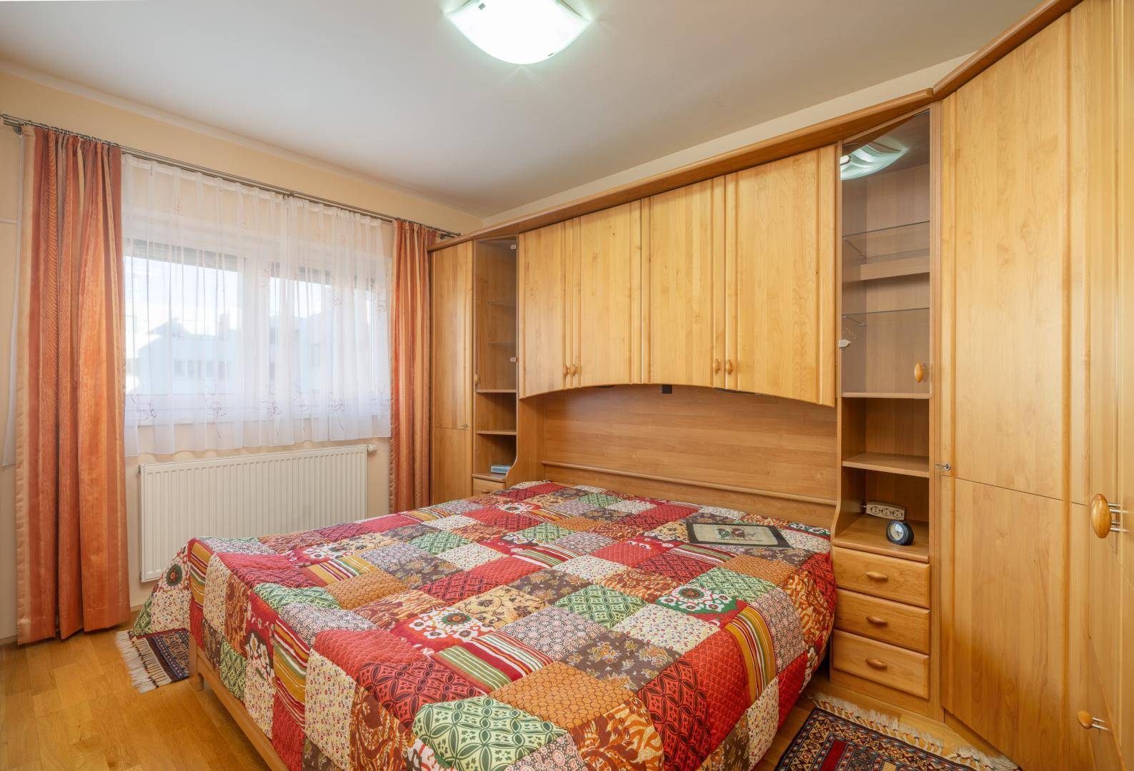 Schlafzimmer mit hochwertigen Einbaumöbeln