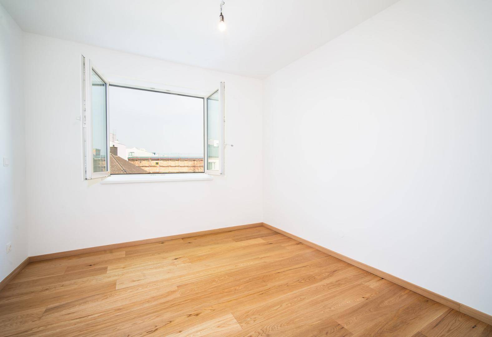 Schlafzimmer mit Grün- und Himmelsblick