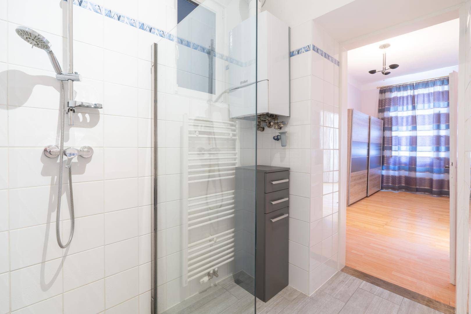 Duschbad und Schlafzimmer