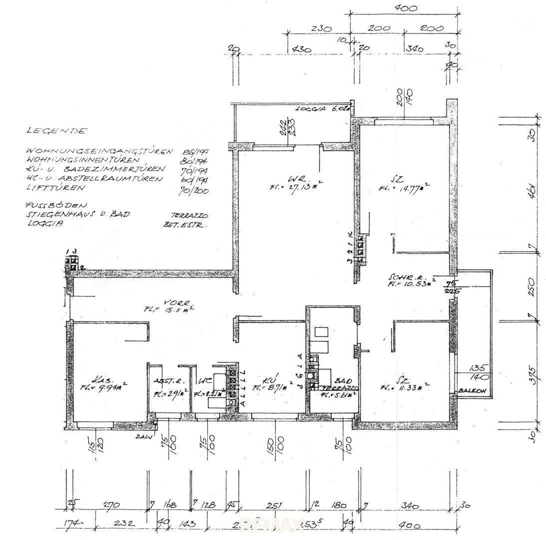 Detaillierter Grundriss der Wohnung mit Raummaßen und Balkonzugang.