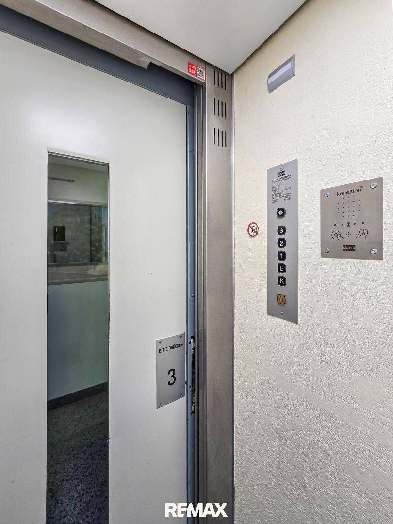 Moderner Aufzug im Gebäude mit Bedienfeld und Etagenanzeige.