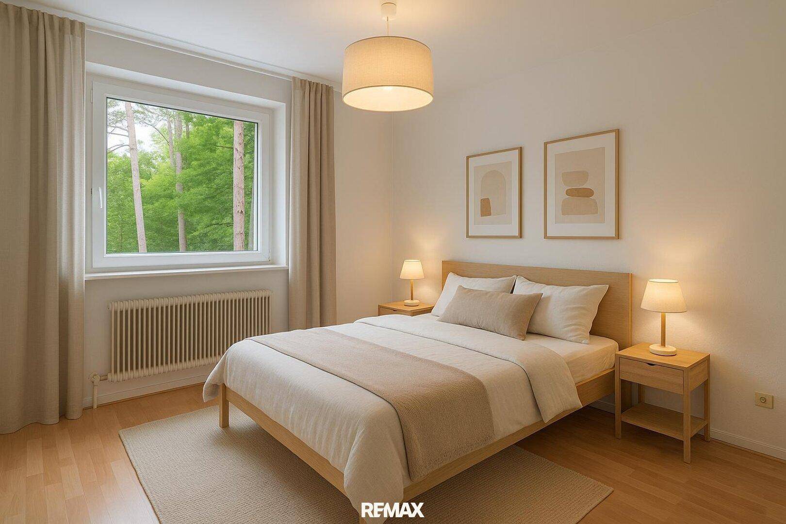 Helles Schlafzimmer mit Parkettboden, modernem Bett und Fenster mit Grünblick.