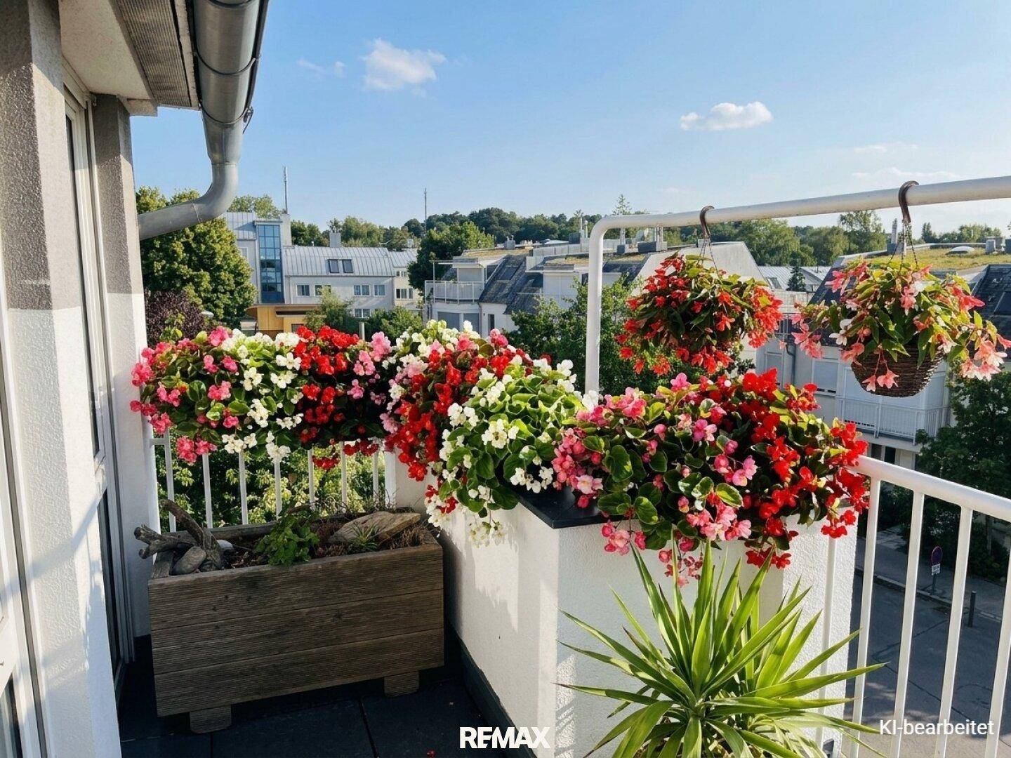 Balkon mit üppigen Blumenkästen und Hängeampeln, bietet einen schönen Ausblick ins Grüne.
