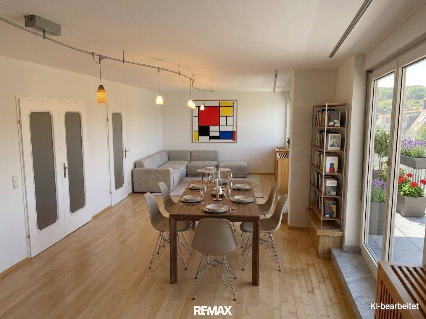 Modern eingerichteter Wohn-Essbereich mit Holzboden und Zugang zur Terrasse, mit Kunstwerk.