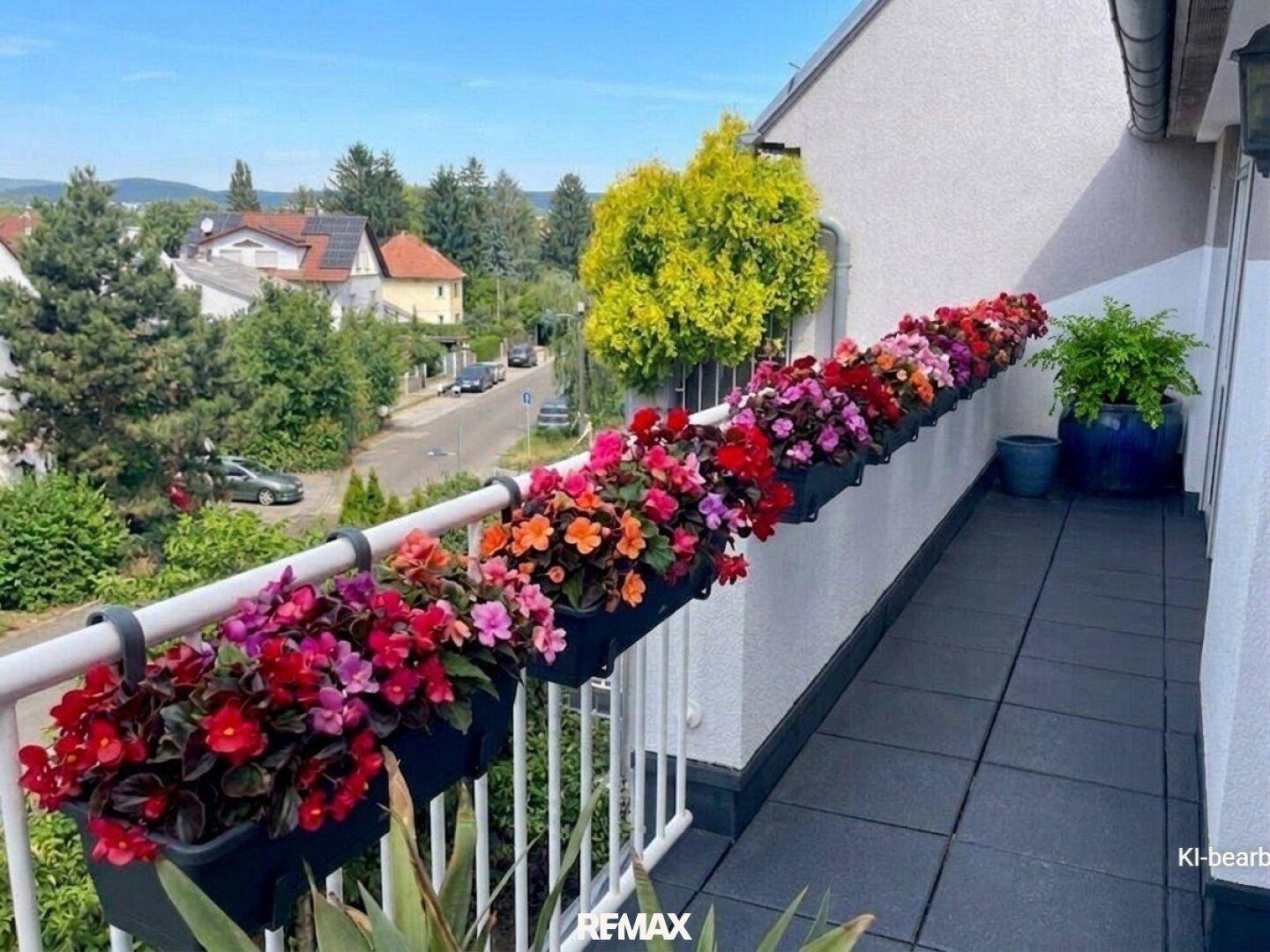 Balkon mit farbenfrohen Blumenkästen und einem schönen Ausblick auf die Umgebung.