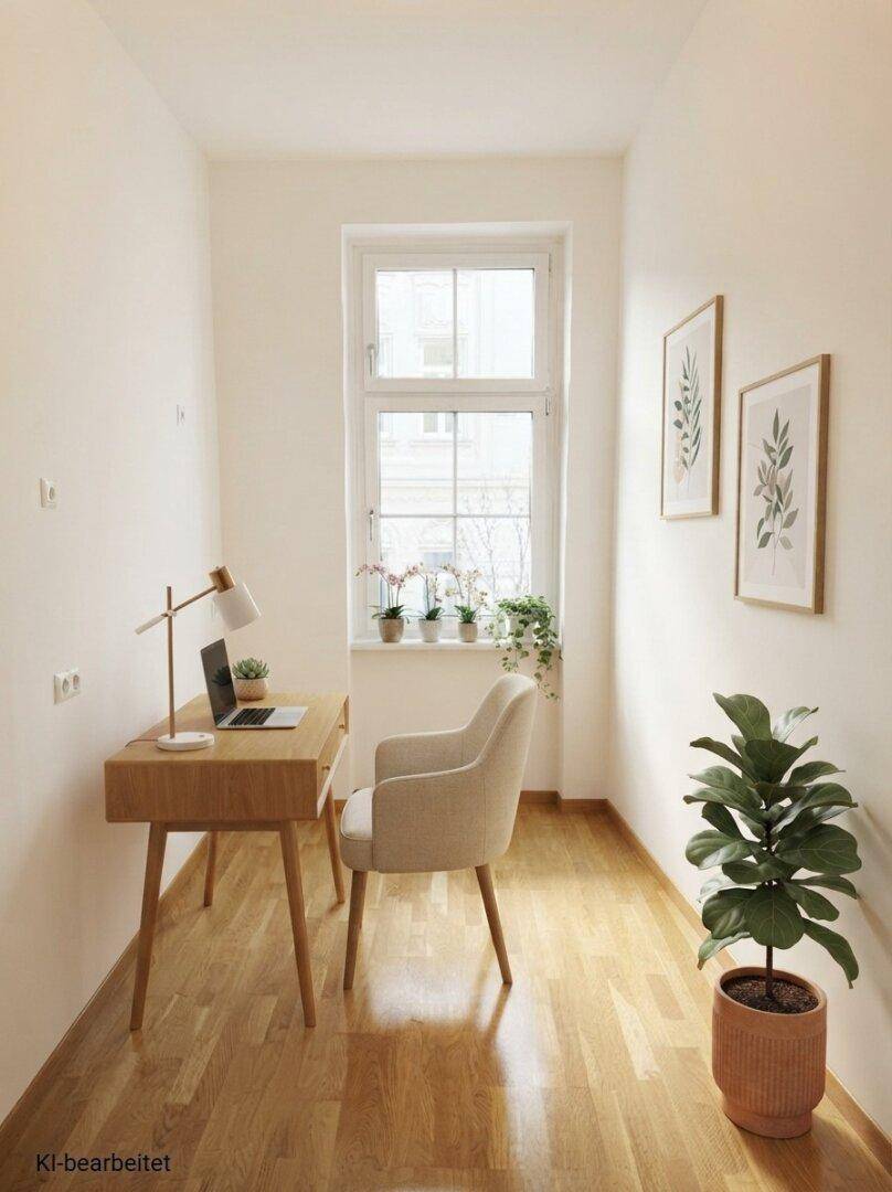 Helles Arbeitszimmer mit Schreibtisch, Holzboden und einem Fenster mit Topfpflanzen.